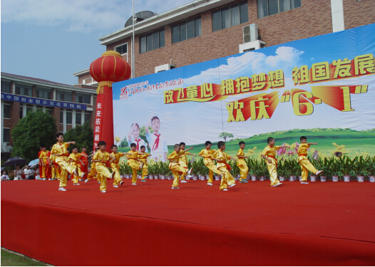 現(xiàn)外象湖校區(qū)舉行2016年“六一”慶祝活動