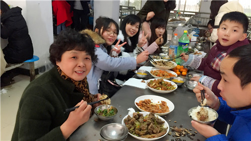 南昌現(xiàn)代外國(guó)語(yǔ)學(xué)校(象湖校區(qū)) 組織全校教職員工開(kāi)展辭舊迎新大聚會(huì)