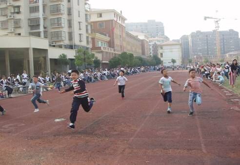 現(xiàn)外象湖校區(qū)第六屆秋季運動會勝利閉幕