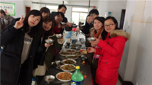 南昌現(xiàn)代外國(guó)語(yǔ)學(xué)校(象湖校區(qū)) 組織全校教職員工開(kāi)展辭舊迎新大聚會(huì)