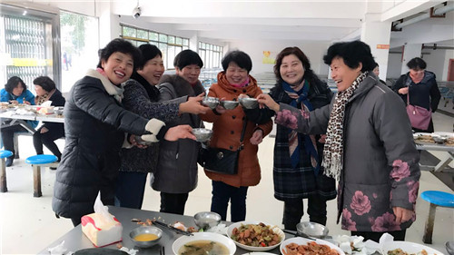 南昌現(xiàn)代外國(guó)語(yǔ)學(xué)校(象湖校區(qū)) 組織全校教職員工開(kāi)展辭舊迎新大聚會(huì)